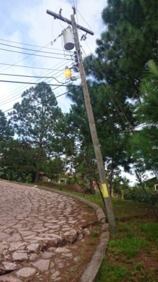 Falla geológica forma grieta en calle de aldea Zarabanda