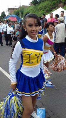 Pomponeras también derrochan belleza en los desfiles patrios