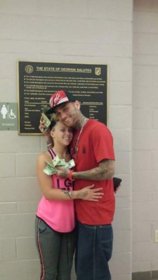 Pareja comparte fotos en Facebook después de robar un banco