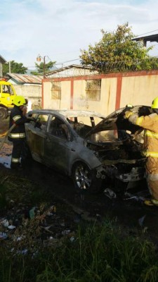 Queman lujosa camioneta y la abandonan en colonia Perfecto Vásquez de San Pedro Sula