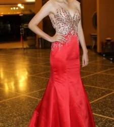 Sinia Vargas, de CEAD Cristhian School, impresionó con este elegante ajuar bordado en la parte superior con piedras semipreciosasy lentejuelas.