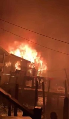 Heridos, daños y rescates aéreos: Las imágenes del trágico incendio en Guanaja  