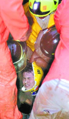 Rescatan a joven soterrado por deslizamiento en la capital