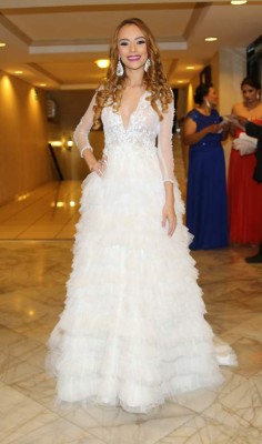 Encajes y pedrería iluminaron las prom