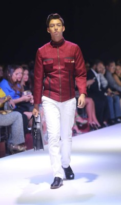 Elegancia y sobriedad iluminaron pasarelas de Piso Diez Diseño