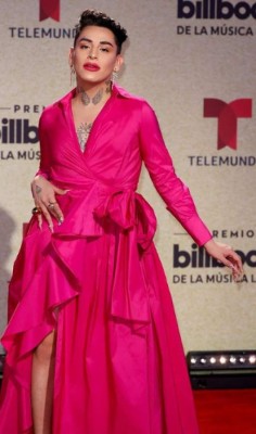 Agua con la que se bañaron y saludos: famosos que vendieron cosas insólitas a sus seguidores