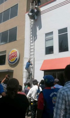Obrero cae de un tercer piso en el parque central de Tegucigalpa