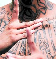 Los pandilleros hondureños reclutan jóvenes para obligarlos a cometer crímenes