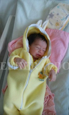 El pequeño Enmanuel en casa y con su familia