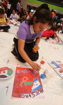 Niños llenan de color a Tegucigalpa