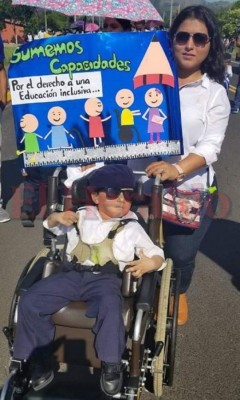 Hondureños comparten imágenes de sus hijos en esta fiesta cívica