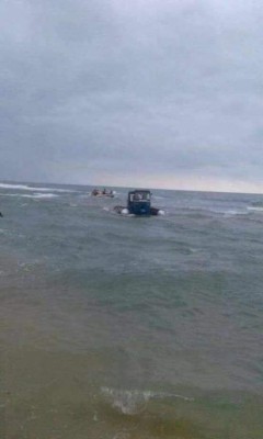 La mototaxi convertida en lancha que causa furor en redes