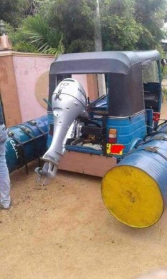 La mototaxi convertida en lancha que causa furor en redes