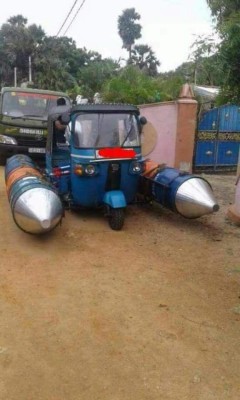 La mototaxi convertida en lancha que causa furor en redes