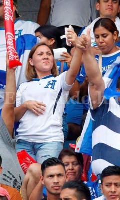 Hermosas hondureñas adornan el Olímpico de SPS en el duelo ante EEUU