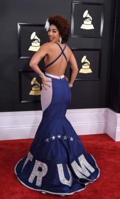 El polémico vestido de la cantante Joy Villa en los Premios Grammy