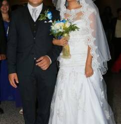 Los nuevos esposos Loudwin Valeriano y Kimberlin Midence a su salida de la iglesia.