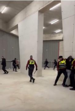 Aficionados de Osasuna fueron sometidos por la policía luego de triunfo al Real Madrid