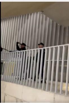 Aficionados de Osasuna fueron sometidos por la policía luego de triunfo al Real Madrid