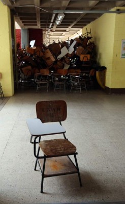 Universitarios becarios están obligados a regresar sus becas para graduarse