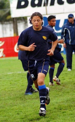 Bienvenido al club, Chino Discua...