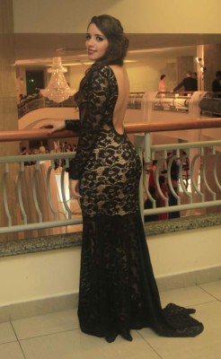 Encajes y pedrería iluminaron las prom