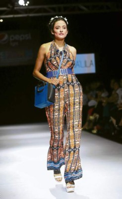 Delicadas prendas que emergen del jardín a la pasarela