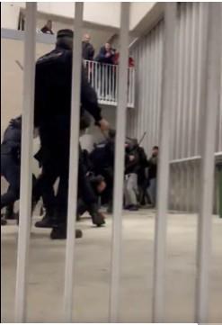 Aficionados de Osasuna fueron sometidos por la policía luego de triunfo al Real Madrid