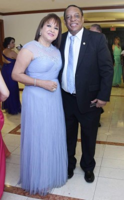 Enamorados, unidos por la fe del Divino Creador