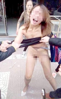 Golpean y desnudan a mujer en plena calle