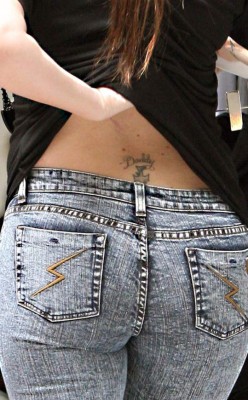 Khloé Kardashian se quita un tatuaje y muestra el trasero en el proceso