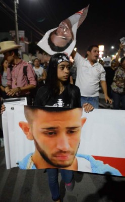 Barbero hondureño en Estados Unidos corta cabello con imagen de Kevin Solórzano en apoyo a su causa