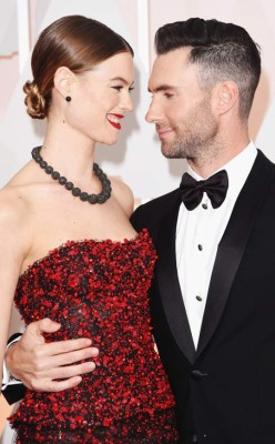 Adam Levine sorprende a su bella esposa