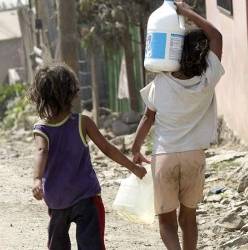 Dos niños jalan agua en la colonia Nueva Capital, en Tegucigalpa. (FOTOS: Mario Urrutia)