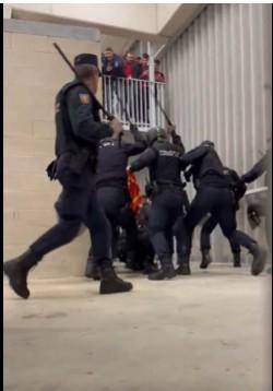 Aficionados de Osasuna fueron sometidos por la policía luego de triunfo al Real Madrid