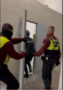 Aficionados de Osasuna fueron sometidos por la policía luego de triunfo al Real Madrid