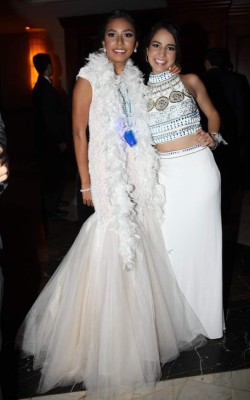 Glamour en la fiesta prom de la Americana