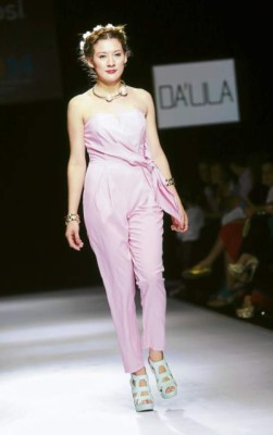 Delicadas prendas que emergen del jardín a la pasarela