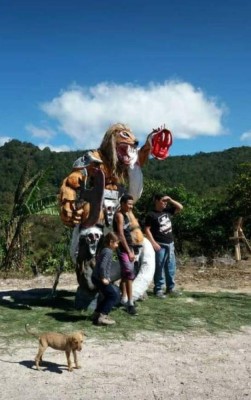 Monigotes en Ojojona preparados para recibir el Año Nuevo 2019