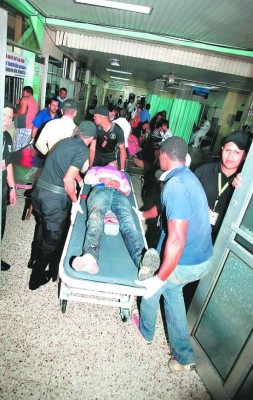 hasta en CArpas atendieron a los heridos en el HEU