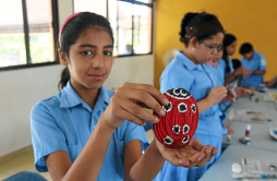 Club ecológico de la Jorge J. Larach elabora canasta con material reciclable