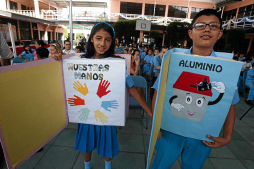 La familia Don Libro, mostró a los estudiantes por medio de un cuento, cómo se deben utilizar los basureros que se instalron en los centros educativos.