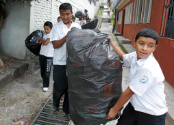 Escuela Cerro Grande recolecta el primer cargamento de residuos