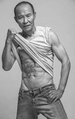 Hombre en China tiene cuerpo perfectamente tonificado a sus 61 años