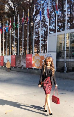 Thalía impacta en sede de las Naciones Unidas con su atuendo y diminuta cintura