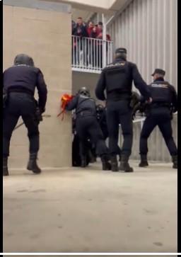 Aficionados de Osasuna fueron sometidos por la policía luego de triunfo al Real Madrid