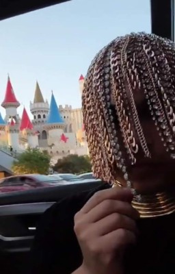 Dan Sur, influencer que asegura que se incrustó cadenas de oro en el cuero cabelludo