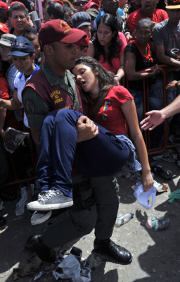 Se despiden de Chávez ante féretro abierto