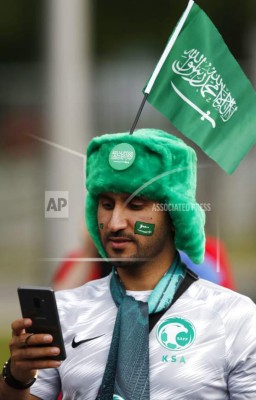 Los curiosos looks que aficionados visten en el Mundial Rusia 2018