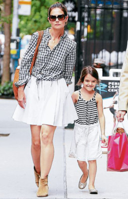 Katie quiere custodia total de su hija Suri